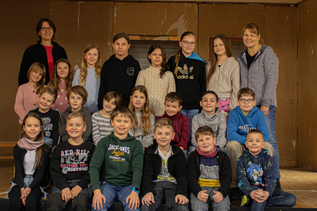 Gruppenbild der Nachwuchschauspieler des Stückes immer Ärger mit diesen Lehrern.